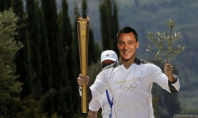 Terry rước đuốc Olympic London 2012.